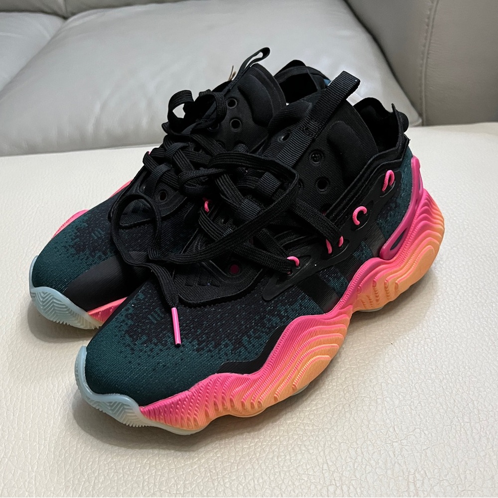 NWT - Adidas Trae Young 3 Basketball Shoes - Youth US 4 / EU 36 / Women 5